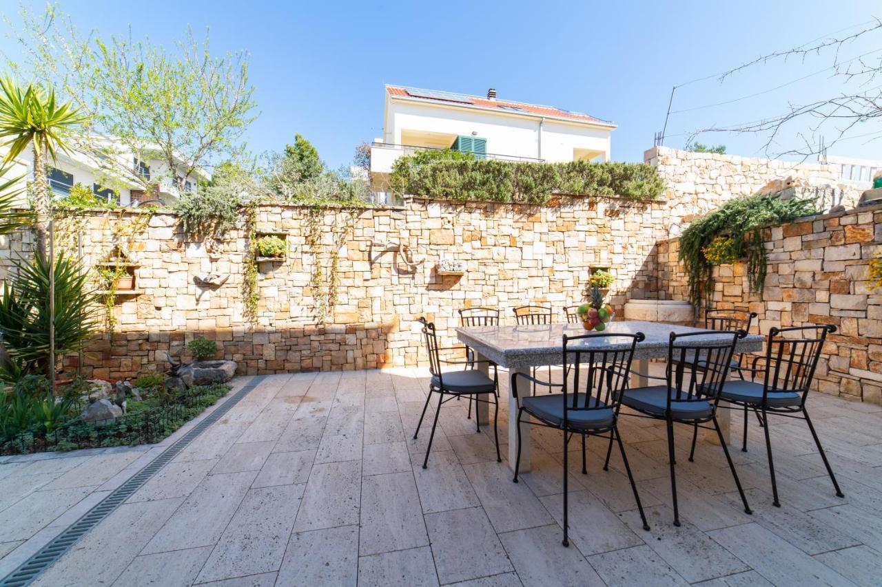 Villa Sun Garden - 4 Star Villa With Heated Swimming Pool, Quiet Bay, Bbq, 50M From The Sea Милна Экстерьер фото