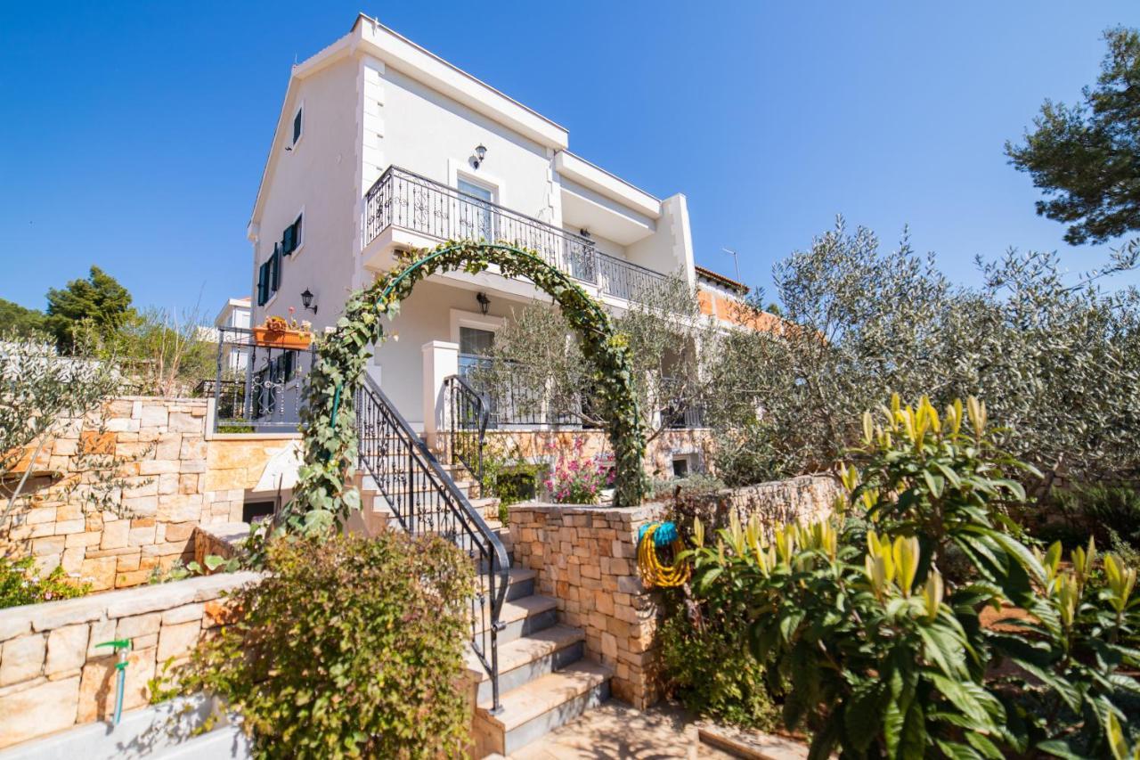 Villa Sun Garden - 4 Star Villa With Heated Swimming Pool, Quiet Bay, Bbq, 50M From The Sea Милна Экстерьер фото