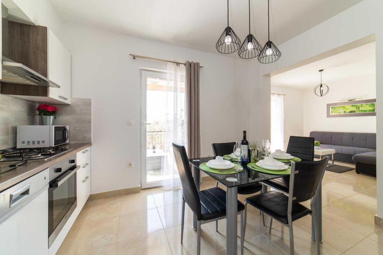 Villa Sun Garden - 4 Star Villa With Heated Swimming Pool, Quiet Bay, Bbq, 50M From The Sea Милна Экстерьер фото
