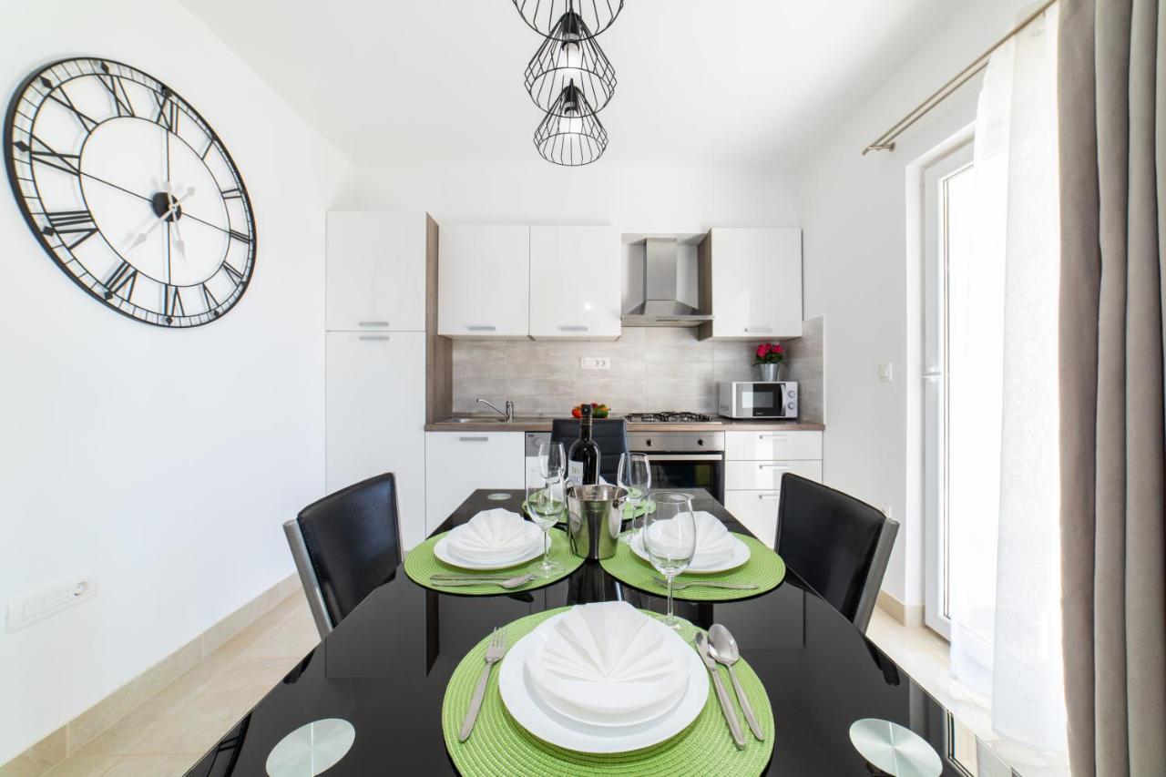 Villa Sun Garden - 4 Star Villa With Heated Swimming Pool, Quiet Bay, Bbq, 50M From The Sea Милна Экстерьер фото