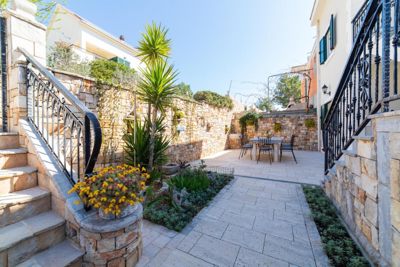 Villa Sun Garden - 4 Star Villa With Heated Swimming Pool, Quiet Bay, Bbq, 50M From The Sea Милна Экстерьер фото