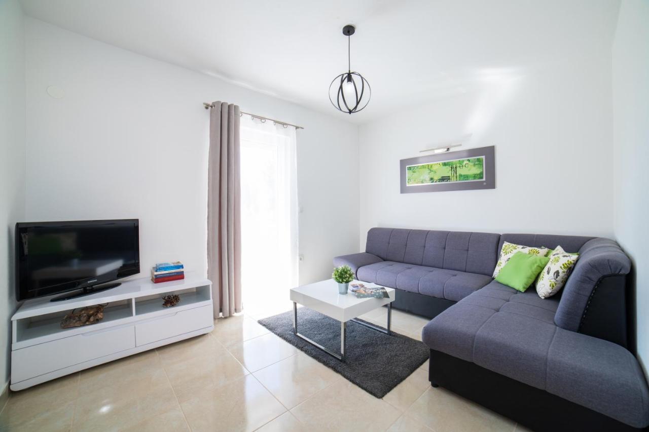 Villa Sun Garden - 4 Star Villa With Heated Swimming Pool, Quiet Bay, Bbq, 50M From The Sea Милна Экстерьер фото