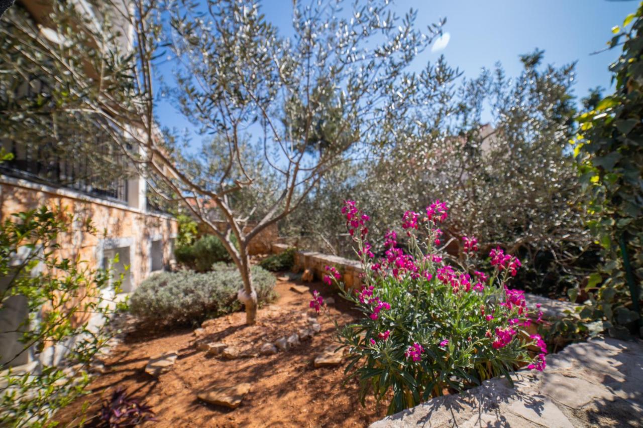 Villa Sun Garden - 4 Star Villa With Heated Swimming Pool, Quiet Bay, Bbq, 50M From The Sea Милна Экстерьер фото