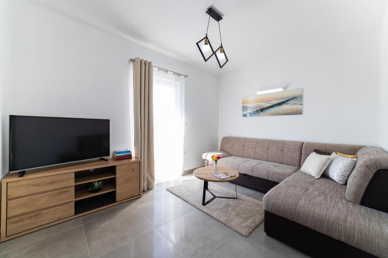 Villa Sun Garden - 4 Star Villa With Heated Swimming Pool, Quiet Bay, Bbq, 50M From The Sea Милна Экстерьер фото