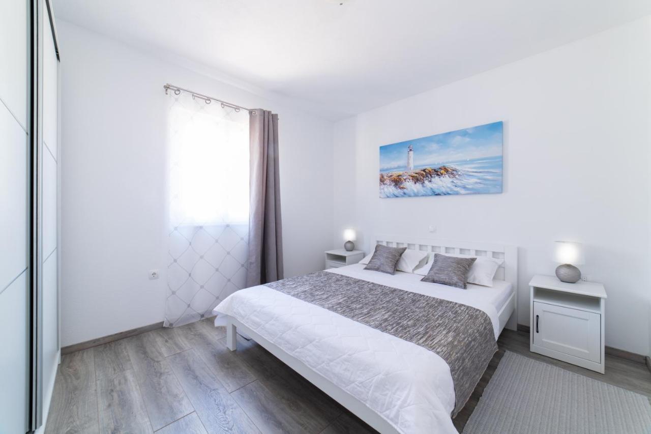 Villa Sun Garden - 4 Star Villa With Heated Swimming Pool, Quiet Bay, Bbq, 50M From The Sea Милна Экстерьер фото