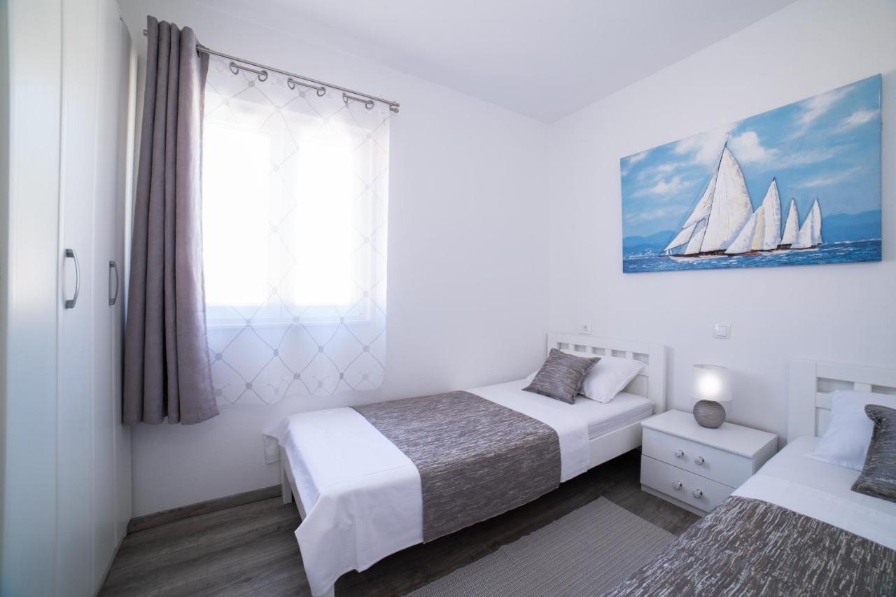 Villa Sun Garden - 4 Star Villa With Heated Swimming Pool, Quiet Bay, Bbq, 50M From The Sea Милна Экстерьер фото