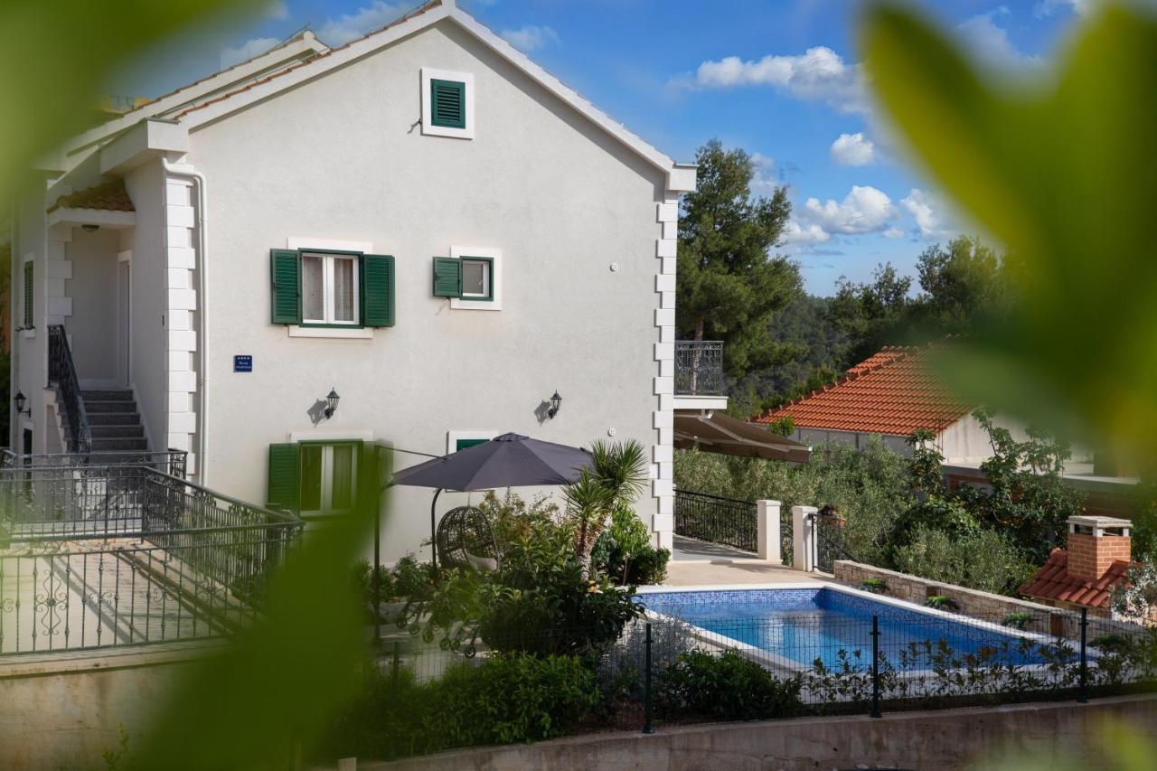 Villa Sun Garden - 4 Star Villa With Heated Swimming Pool, Quiet Bay, Bbq, 50M From The Sea Милна Экстерьер фото